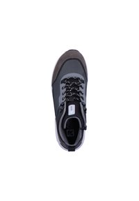 Chaussure de sport noire et grise avec un dessus texturé, des panneaux en maille et un lacet à motif. Dotée d'un col rembourré et d'une semelle blanche.
