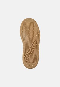 Suola di scarpa in gomma marrone con pattern ondulati testurizzati, dettagli maculati e logo "CAMPER"; taglia contrassegnata come 28.