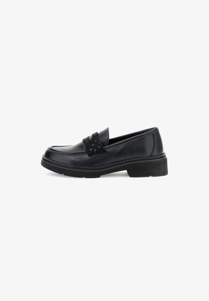 Zwarte leren loafer met een geprofileerde band met kralenaccenten, ronde neus, gestikte details en een lage, stevige rubberen zool.