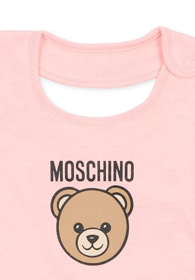 Body rosa in cotone con scollo rotondo, chiusura a scatto e una grafica di un volto di orso sotto la scritta "MOSCHINO".