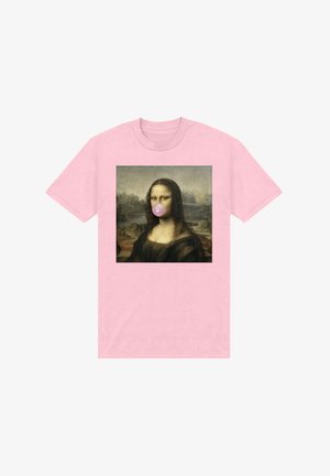 Roze t-shirt met een afbeelding van de Mona Lisa die een roze kauwgombel blaast, tegen een vervaagde landschap achtergrond.