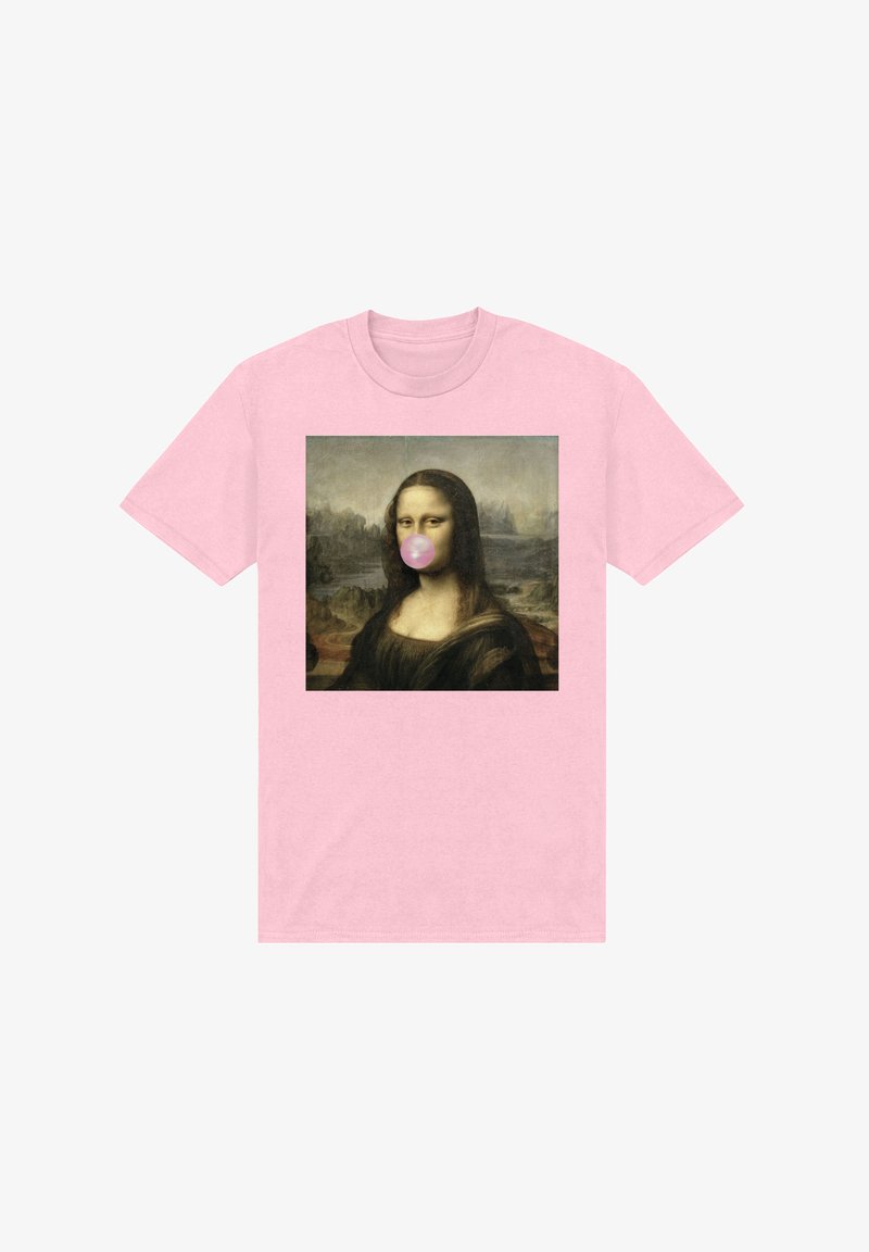 Camiseta rosa con un gráfico de la Mona Lisa soplando una burbuja de chicle rosa, contra un fondo de paisajes difuminados.