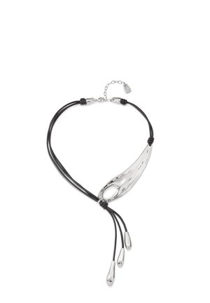 Collar con cuerdas negras y un colgante de plata pulida alargada que presenta un corte ovalado y tres extremos en forma de lágrima de plata colgando.