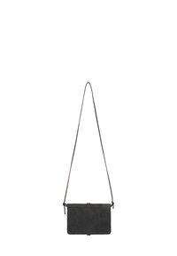 Svart läderaxelväska med rektangulär form, slät yta och justerbar rem. Har en minimalistisk design och en subtil knäppning.