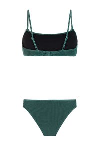 Conjunto de bikini verde texturizado con tirantes ajustables en la parte superior y bragas a juego de corte alto sobre un fondo blanco.