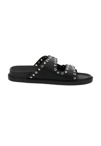 Schwarze Rutschsandalen mit zwei breiten Riemen, die mit silbernen Nieten verziert sind, flacher Sohle und einer glatten matten Oberfläche. Lässiges und offenes Design.