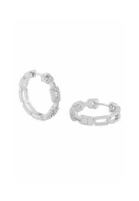 Silvriga hoopörhängen med ett länkad mönster, med strukturerade accenter och en rad små stenar. Slät yta med en polerad finish.