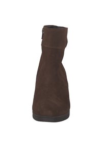 Brown suede ankle boot with a smooth texture, a high shaft, and a side zipper for easy wear. Minimalist design and rounded toe shape.
