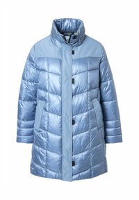 El abrigo acolchado azul presenta un cuello alto, un diseño acolchado, bolsillos laterales y botones negros. Está hecho de un material brillante y ligero.