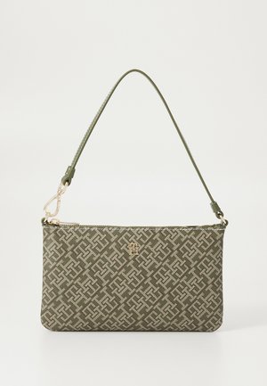 Clutch bag verde a fantasia con un design geometrico decorativo, accessori in oro e una singola tracolla regolabile. Superficie in tessuto testurizzato.