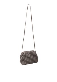Borsa a tracolla grigia intrecciata con un esterno morbido e testurizzato. Presenta una lunga e sottile tracolla e una forma compatta e rettangolare.