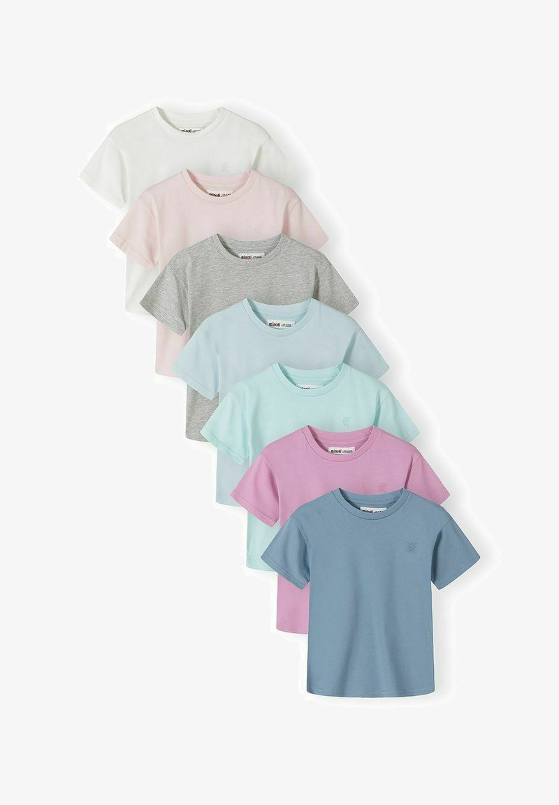 Pile de sept T-shirts à manches courtes unis dans les couleurs blanc, rose, gris, bleu clair, vert menthe, lavande et bleu, disposés en diagonale.