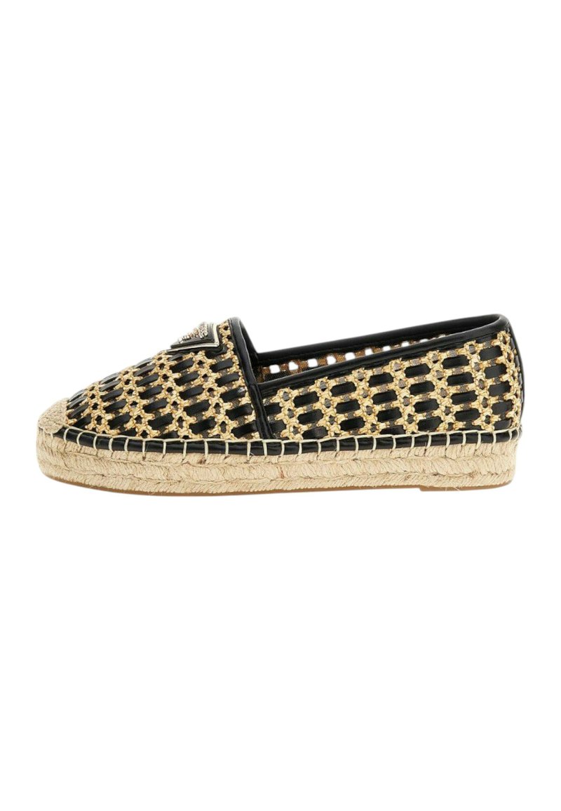 Espadrila s potplatom od juta, u kojoj je gornji deo od isplvane crne i zlatne boje, okruglog vrha. Ima ukrasni crni detalj sprijeda.