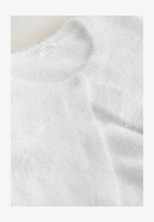 Cardigan alb pufos, realizat din material moale, prevăzut cu decolteu rotund, închidere cu nasturi și accente subtile strălucitoare.