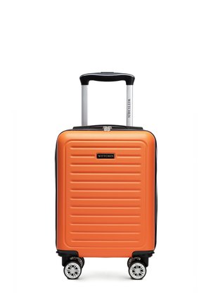 Oranje koffer met harde schaal en horizontale ribbels, inklapbare hendel en vier zwenkwielen, met het label "WITTCHEN" op de voorkant en hendel.
