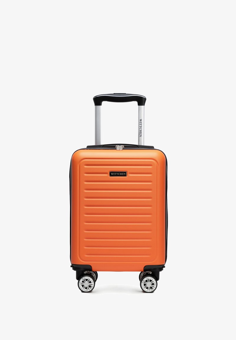 Orangener Hartschalenkoffer mit horizontalen Rillen, ausziehbarem Griff und vier Drehrollen, vorne und am Griff mit der Aufschrift "WITTCHEN".