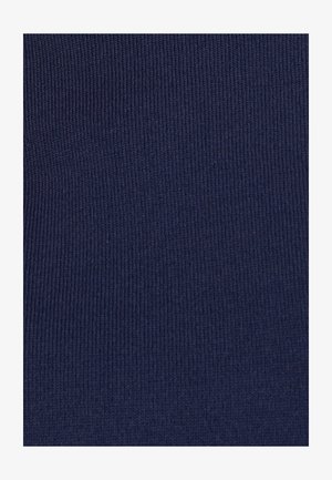 Tejido de ribete azul marino oscuro con un patrón texturizado, que presenta líneas verticales que crean un diseño elástico y ajustado.