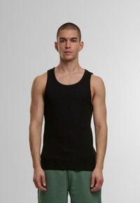 Schwarzes Baumwoll-Tanktop mit rundem Ausschnitt, das breite Armausschnitte und eine taillierte Passform bietet. Glatte Textur mit minimalen Nähdetails.