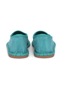 Scarpe slip-on turchesi, tomaia in tessuto liscio, dettagli cuciti lungo i bordi, suola flessibile, parte posteriore arrotondata con design minimalista.