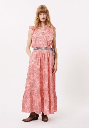 Robe maxi en tissu rose avec imprimé floral, manches volantes, ceinture noire avec accents floraux et ourlet à volants. Bottes de cowgirl marron.