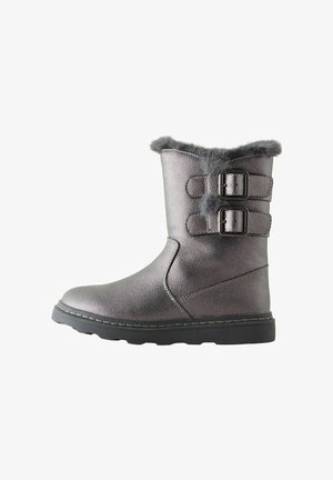 Botte d'hiver gris métallique avec deux boucles, doublée de fausse fourrure en haut, et une semelle noire épaisse conçue pour les temps froids.