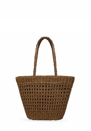 Bolso tote marrón tejido con asas trenzadas y patrón de tejido abierto en la mitad superior, sobre un fondo blanco.
