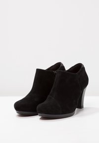 Clarks Kotníková obuv - black