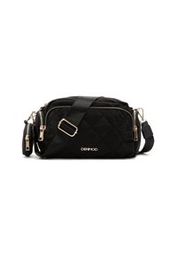Czarna torba typu crossbody z pikowanej tkaniny, z okuciami w kolorze złotym, zawierająca dwie kieszenie na zamek i regulowany pasek. Widoczna marka logo.