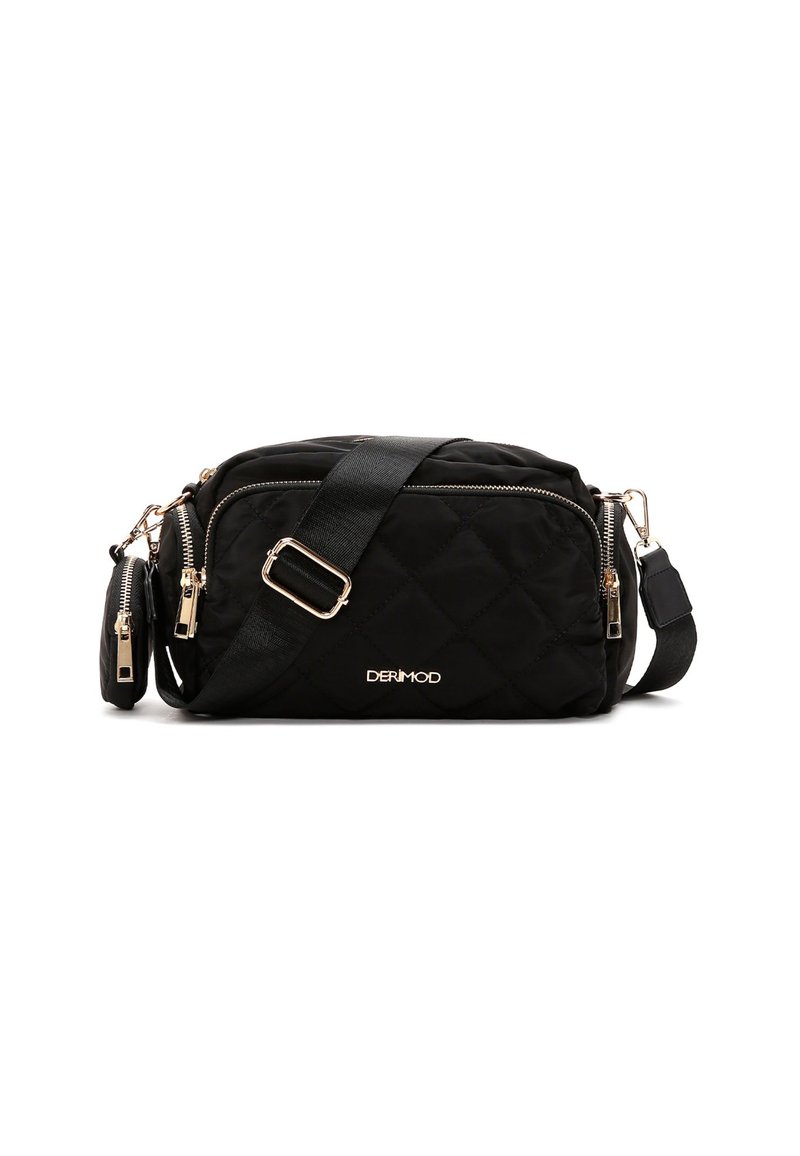 Czarna torba typu crossbody z pikowanej tkaniny, z okuciami w kolorze złotym, zawierająca dwie kieszenie na zamek i regulowany pasek. Widoczna marka logo.