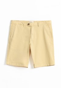 Bermudas caqui hechas de algodón ligero, con cierre de botón, trabillas para cinturón y dos bolsillos laterales con una textura suave.