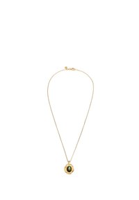 Collana in tonalità oro con pendente rotondo e una gemma verde-blu, catena finemente lavorata e testurizzata, lunghezza regolabile.