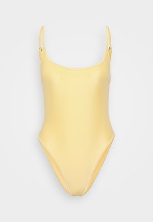 Traje de baño amarillo de una pieza con tirantes ajustables, textura suave, piernas de corte bajo y un diseño minimalista. Sin patrones visibles ni herrajes.