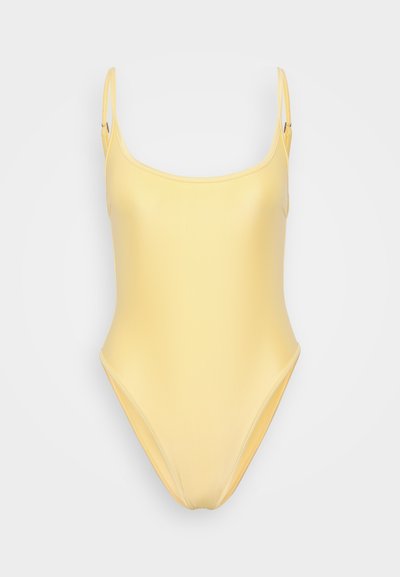 Gul én-delt badedrakt med justerbare stropper, glatt tekstur, lavskårede ben og et minimalistisk design. Ingen synlige mønstre eller hardware.