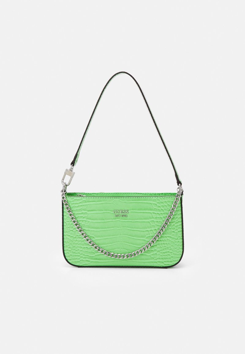 Sac à épaule vert citron à texture crocodile avec chaîne argentée et bandoulière amovible, logo Guess embossé au centre sur le devant.