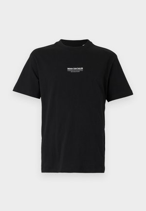 Schwarzes Baumwoll-T-Shirt mit Rundhalsausschnitt, kurzen Ärmeln und einem kleinen weißen Logo auf der linken Brust. Schlichter Schnitt, keine zusätzlichen Muster.