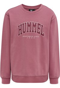 Rosa crewneck sweatshirt i mjukt tyg, med en kontrasterande vit "HUMMEL"-logga och etableringsdatum, samt ribbade muddar och nederkant.