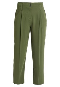 Pantalones verde oliva hechos de una tela suave, con dos bolsillos delanteros, cintura alta, diseño plisado y dos botones negros en la cinturilla.
