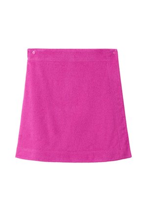 Falda envolvente de rizo en color rosa brillante con botones a presión en la cintura, forma sencilla en línea A, sin patrones ni detalles adicionales.