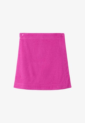 Jupe portefeuille en éponge rose vif avec boutons-pression à la taille, forme simple en A, sans motifs ni détails supplémentaires.