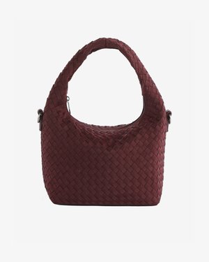 Petit sac à main bordeaux en texture tissée avec une seule sangle, comportant une fermeture éclair sur le dessus et un matériel en argent sur les côtés.