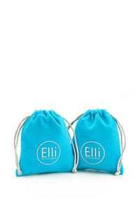 To drawstring tasker lavet af lys blå stof, med sølv accenter og logoet "Elli" i hvidt, med en glat tekstur.