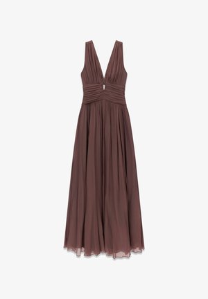 Ärmelloses braunes Maxikleid mit tiefem V-Ausschnitt, gerafften Taillendetails und fließendem plissiertem Rock.