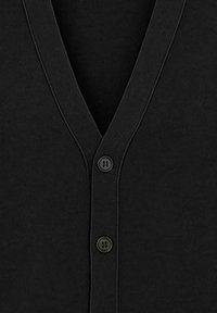 Cardigan nero con scollo a V, caratterizzato da quattro bottoni sul davanti e una texture morbida e liscia. Nessun motivo o accento visibile.