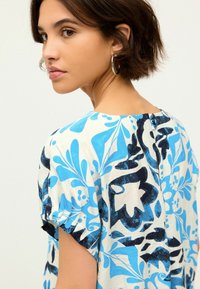 Next GATHERED SHORT SLEEVE TEXTURED BOXY REGULAR FIT - Nyomott mintás póló - blue navy tile print