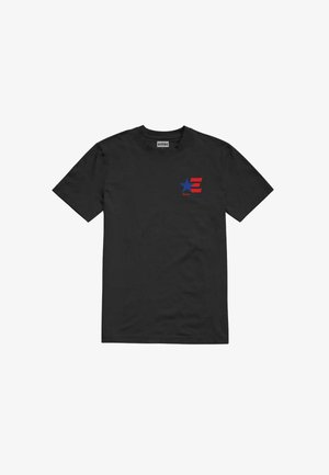 Camiseta de algodón negra con mangas cortas. Presenta un gráfico rojo y azul de una estrella y la letra "E" en el área del pecho izquierdo.