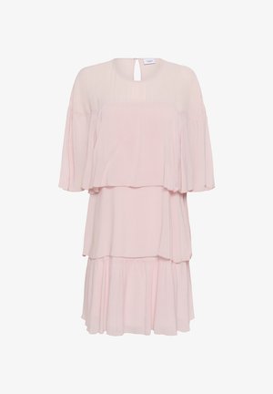 Heleroosa kihiline kleit voogavate lühikeste varrukatega, ümar kaelusega ja kihiline seelik pehmest, läbipaistvast kangast.