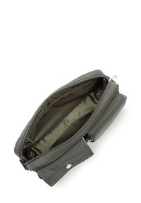 Clutch bag in tessuto verde con chiusura a zip, caratterizzata da un'esterno testurizzato, foderato all'interno in modo liscio, e una patta anteriore con dettaglio a bottone a scatto.