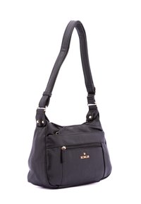 Borsa a spalla nera in finta pelle testurizzata, con una singola tracolla regolabile, tasca frontale con zip e dettagli in hardware dorato.