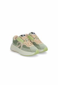 Groene corduroy sneakers met beige accenten, ronde neus, dikke witte zool, met een logo op de tong en textuurpanelen van mesh.