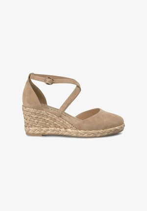 Beige Wildleder-Wedgeschuhe mit einer geflochtenen Jutesohle, ausgestattet mit einem Knöchelriemen und einem runden Zehenbereich. Weiche Textur und natürliche Materialien.
